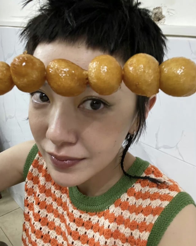 郭采洁一改往日滤镜脸，脸油还开原相机，实力证明真实比颜值重要