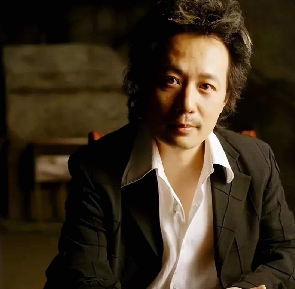 毛阿敏：40岁嫁百亿富商，43岁生二胎，58岁丈夫去世独自养2娃