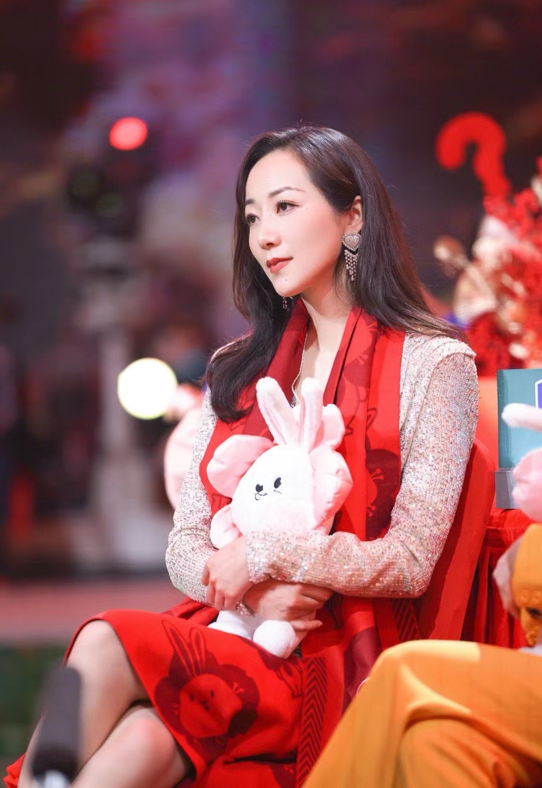 韩雪北京台春晚造型,亮片短裙配高跟短靴,时尚又显气质!