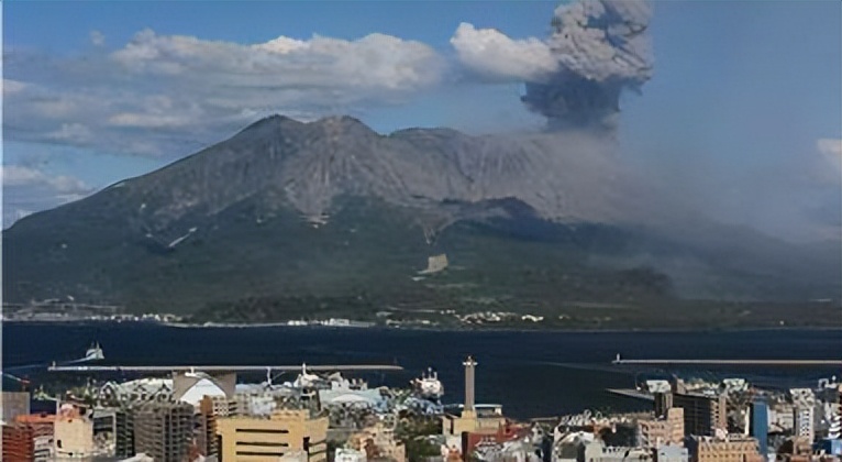 日本火山爆发视频(什么节奏！日本樱岛火山大喷发，烟柱达1200米，有人更担心富士山)