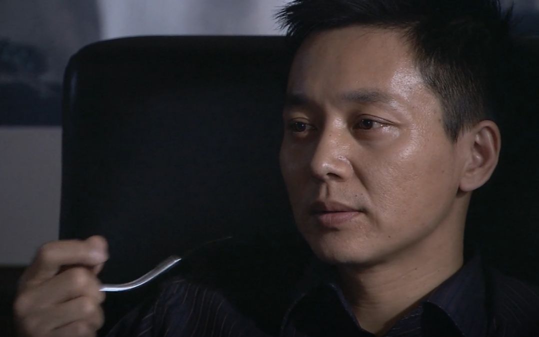 自己设计了一段戏,那就是面对着包围过来荷枪实弹的**,项洛阳跪了下去