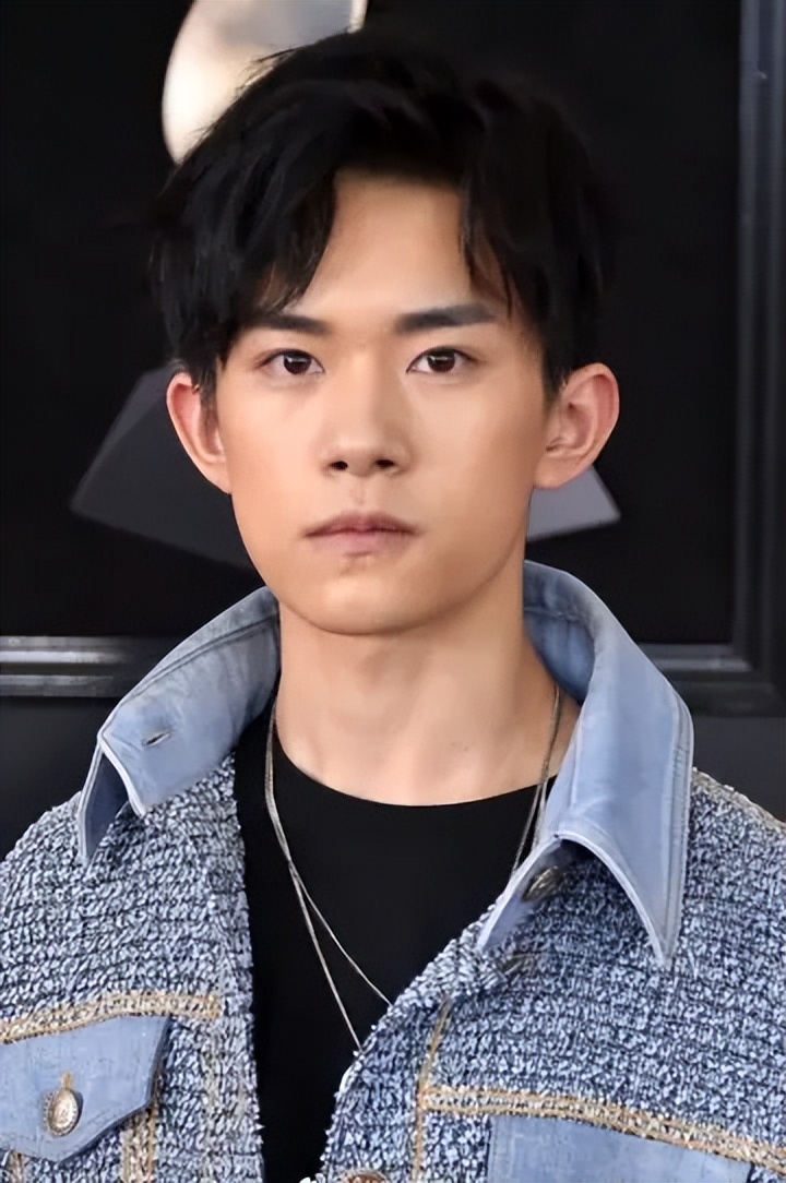 放弃已有的名利去考编制，易烊千玺的脑瓜子被驴踢了么？