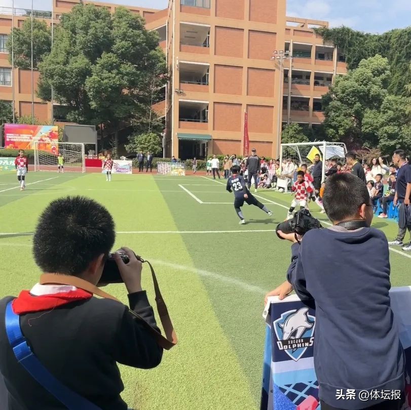 足球比赛小学照片(一个“雏燕杯”连续办了十年！学军小学这片足球场一年四季都被“占用”)