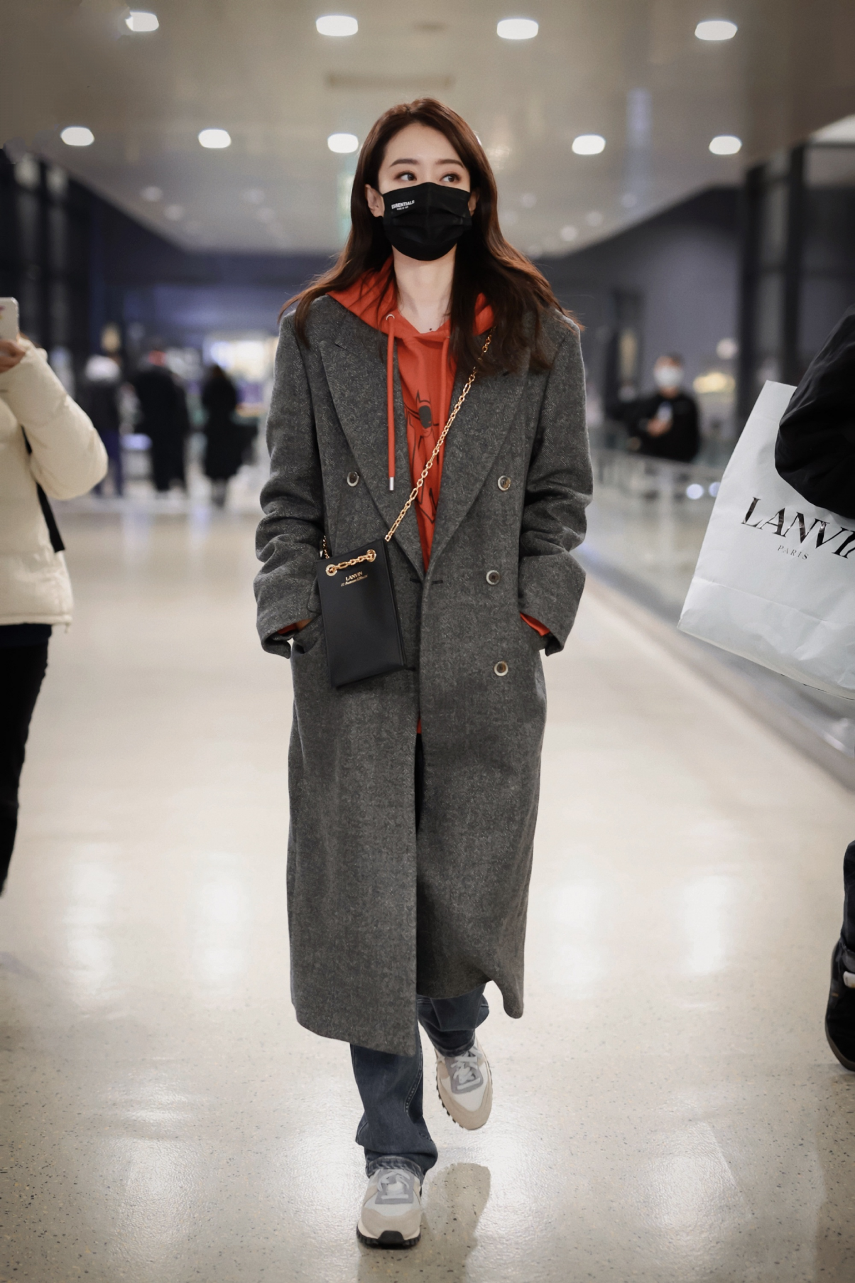 卫衣如何避免路人感？11组搭配示范告诉你：款式简约，搭配要大方