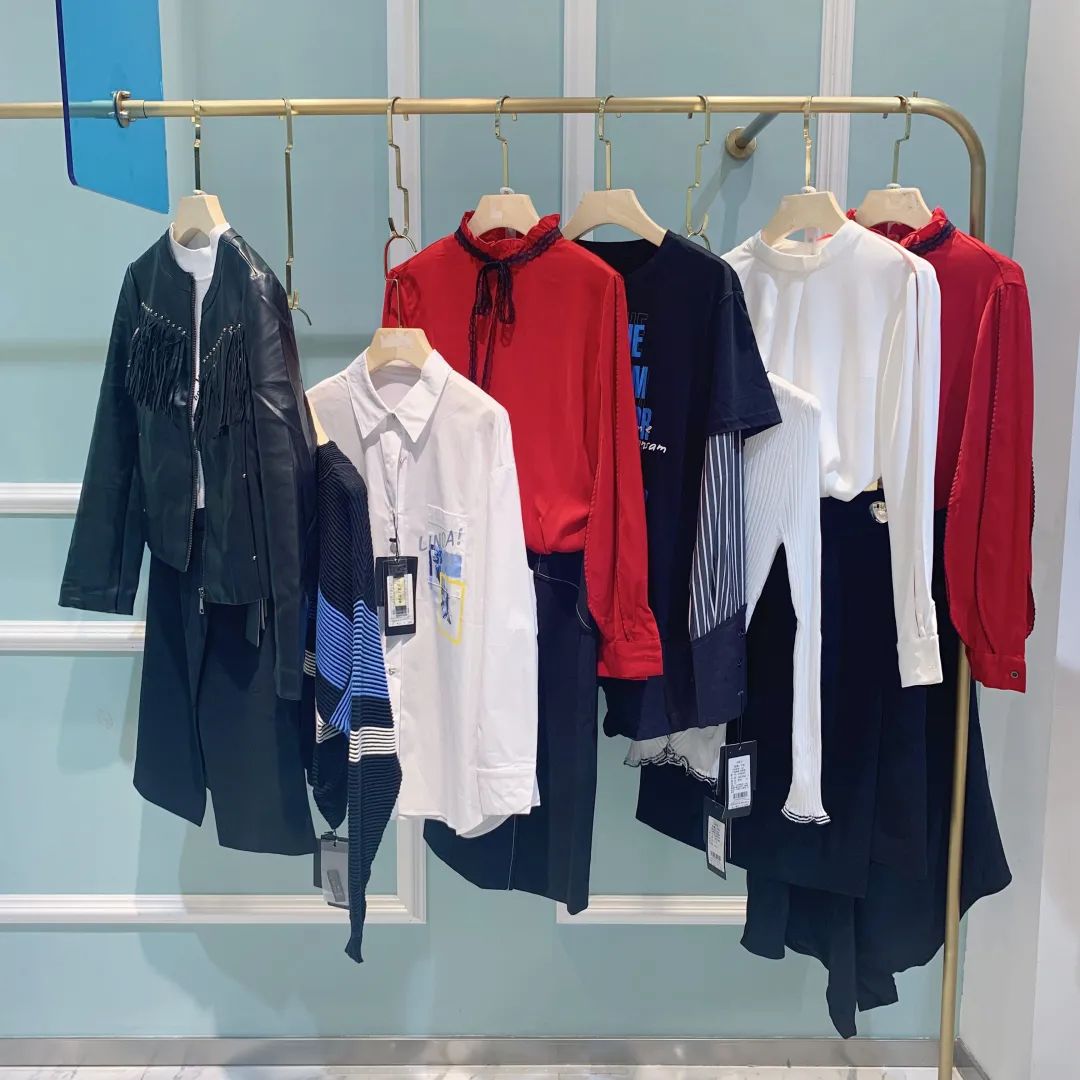 今袖女装,自成立至今,她对时尚有着异乎寻常的敏锐嗅觉,每一季经典的