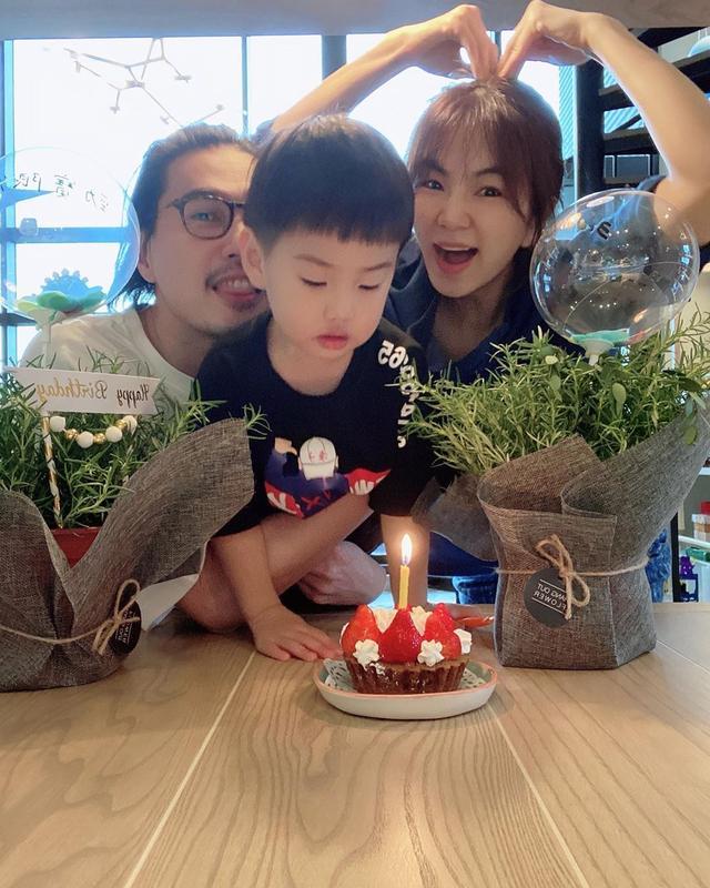 Ella庆祝结婚10周年，提前过母亲节被儿子治愈，网友赞劲宝很会撩