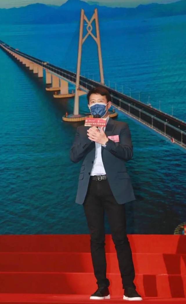 黎明人到中年也不油腻,穿一身黑色风采依旧,英俊的气质十分显著
