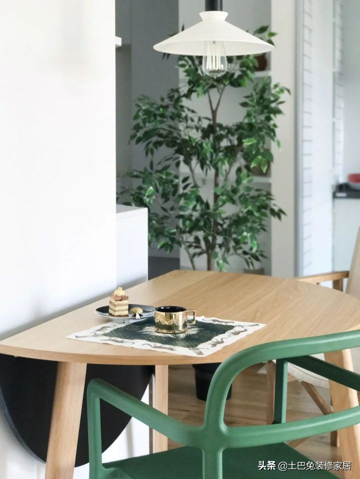 小两口爆改65m²小两房，内嵌冰箱、整墙储物、大落地窗，强！大