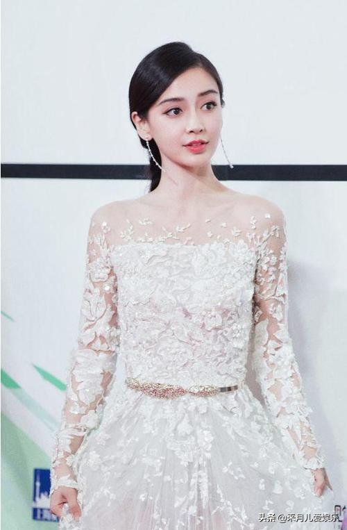 女星同样身穿小白裙，为何气质大不相同？她美得让人移不开眼睛