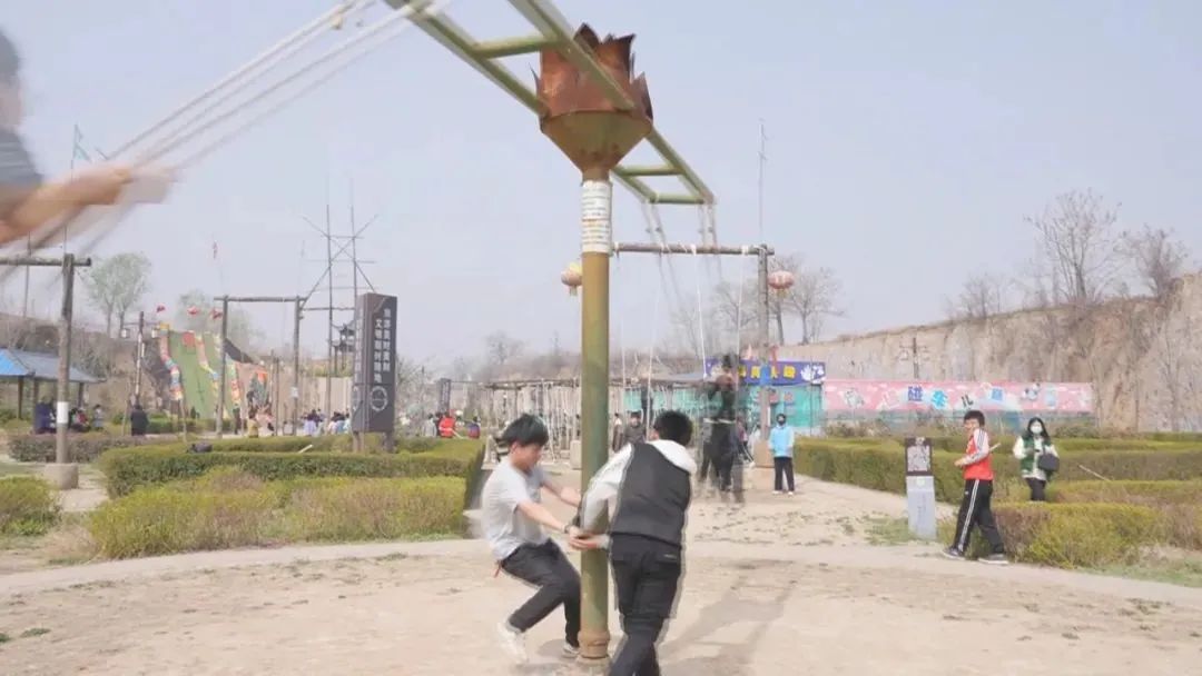 秋千谷里蕩秋千