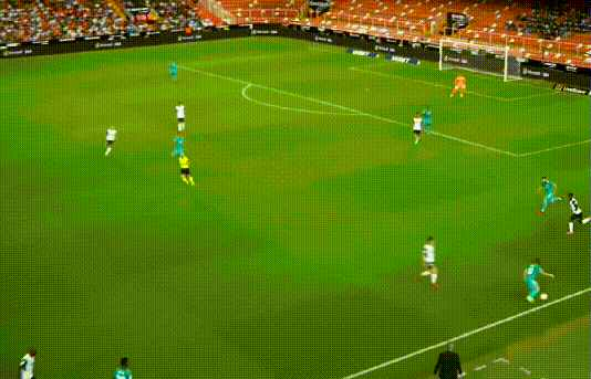 典礼中场的由来（典礼中场-中场位置的完美模板，巨舰起航的关键助力）