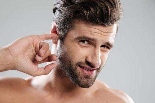 为什么有的人“耳屎”是湿的，有的是干的？或许与这件尴尬事有关