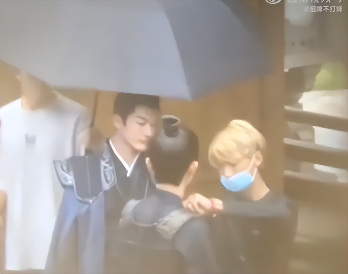 《与凤行》造型要翻车？配角路透被嘲，网友翻出造型师旧作更心凉