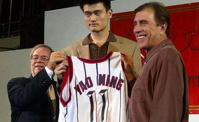 姚明為什么能進nba（看了姚明當年的選秀之路，才知道什么叫做“獅子大開口”）