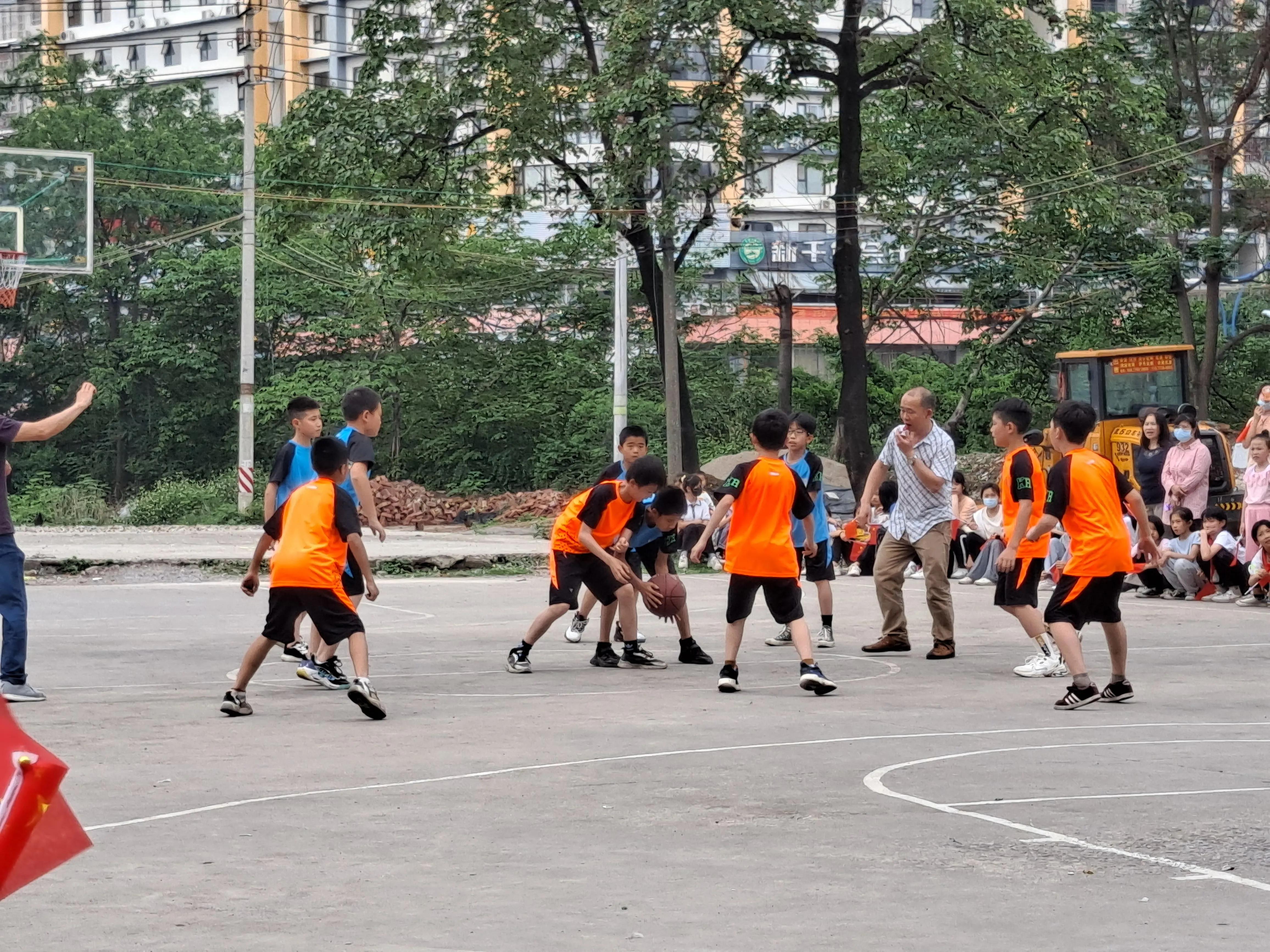 参加市级篮球比赛的条件(仁河小学首届学生篮球比赛)