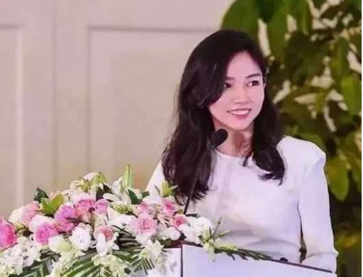 90后富三代美女：23岁继承千亿资产，和苏宁太子订婚，人生赢家