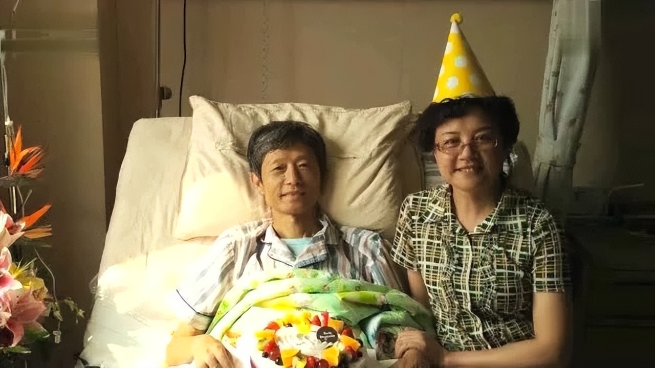 2014年艾跃进确诊胃癌，胃部被切掉4分之1，仍不愿意离开讲台