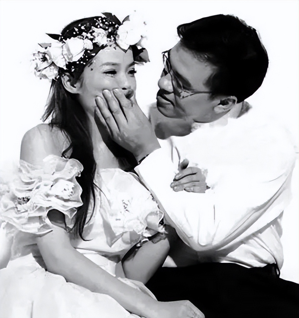 央视主持朱迅:嫁大8岁王志伺候瘫痪公公,如今49岁被丈夫宠成宝