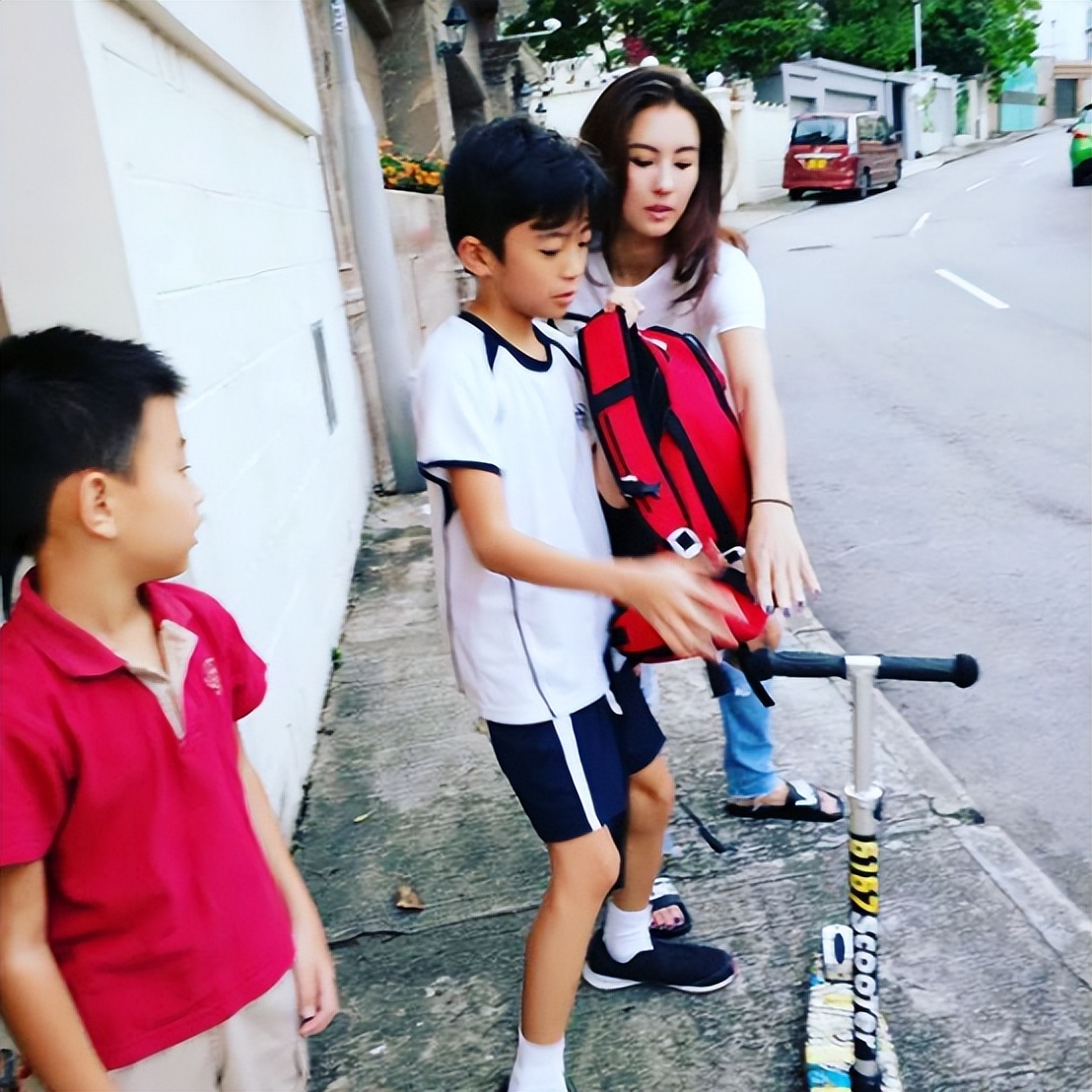 张柏芝罕携俩儿子合影！14岁谢振轩长发随爸，弟弟穿黑T温顺像妈