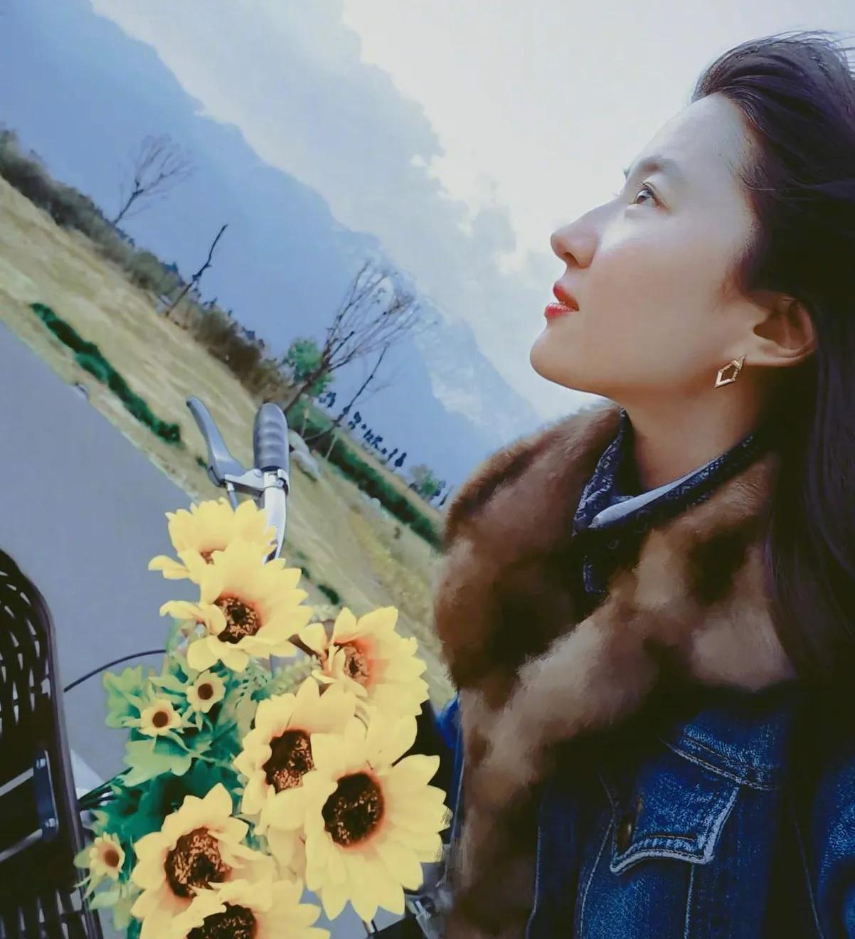 刘亦菲俏皮穿搭—别具一格，清雅脱俗，美到发光