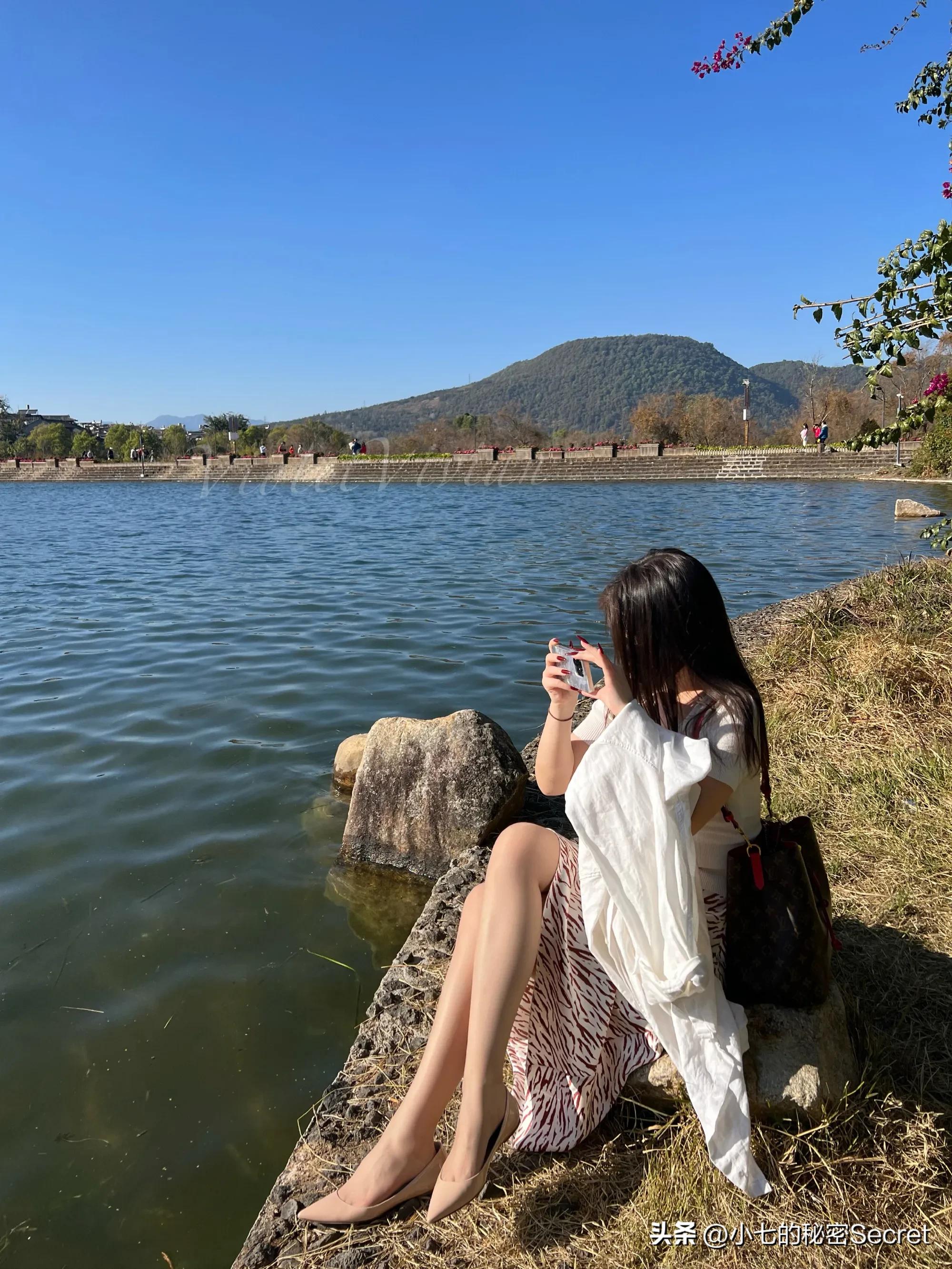 街拍穿搭分享 第168期 打卡和谐和顺，白天穿裙子丝袜，傍晚换毛衣