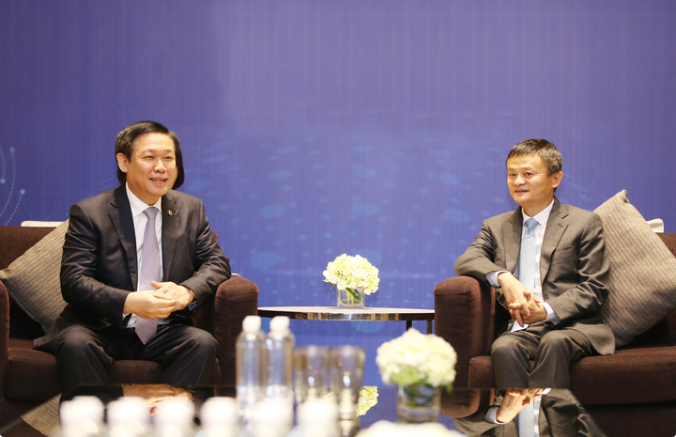 2017年，与马云对话的越南大学校花吴庆玲，如今已毕业考虑从商