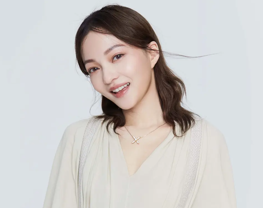 张韶涵为妹妹庆生，差1岁却长得像双胞胎，万梓良前妻携女儿现身