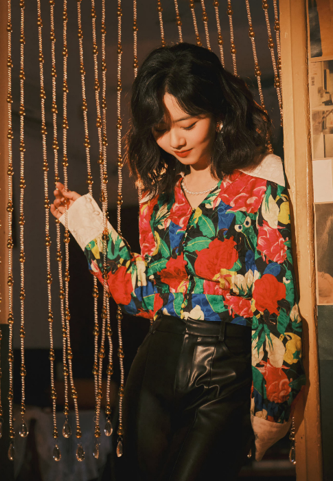 谭松韵港风大片太惊艳,花衬衫配黑皮裤优雅复古,气质真是不一般