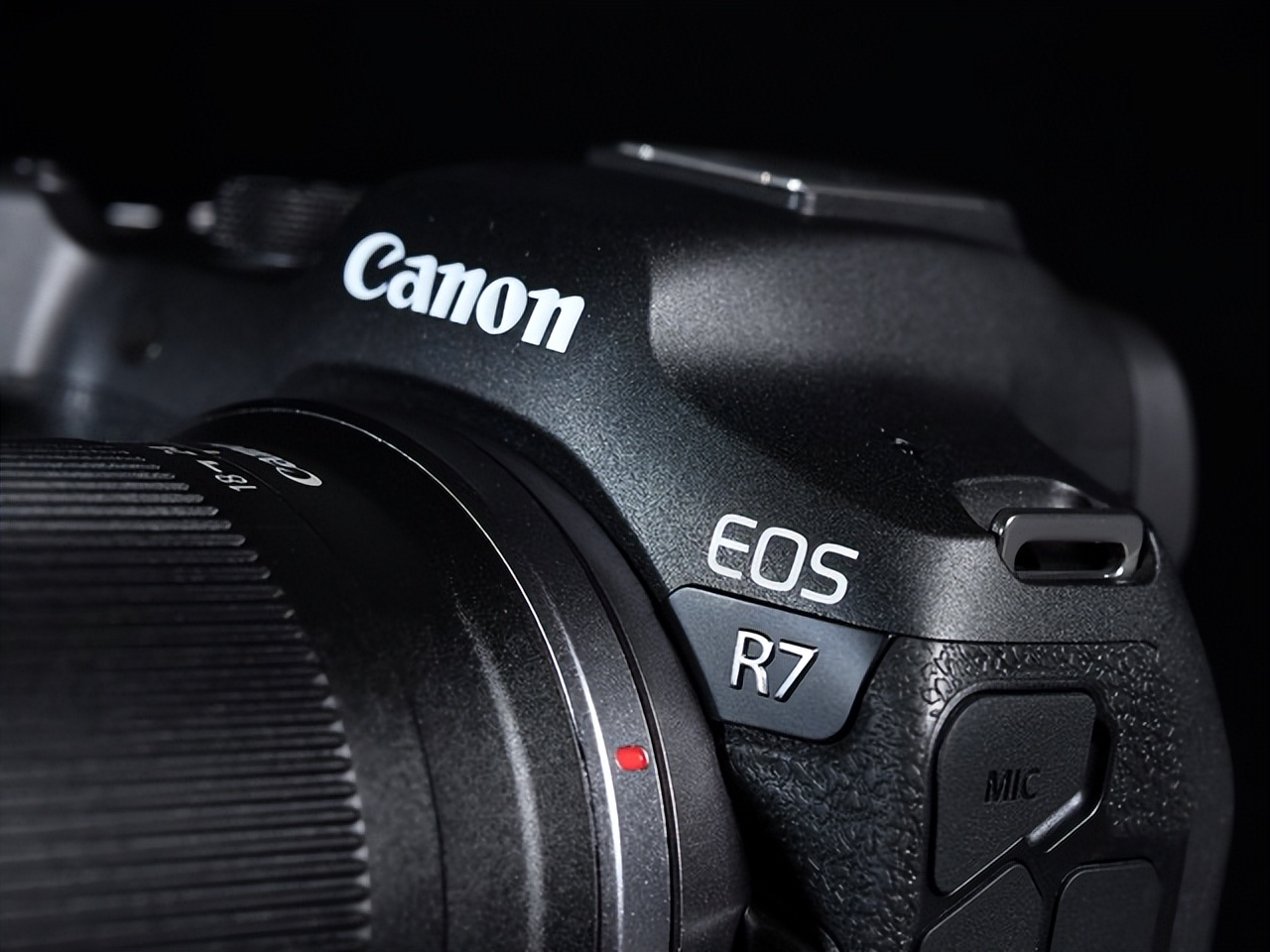佳能EOS R7评测：全能的便携微单相机