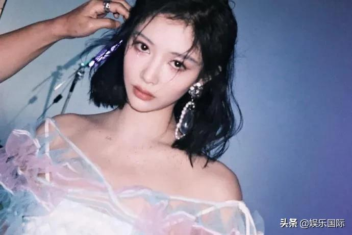 许佳琪抹胸裙秀香肩 夸张眼妆搭银发好吸睛