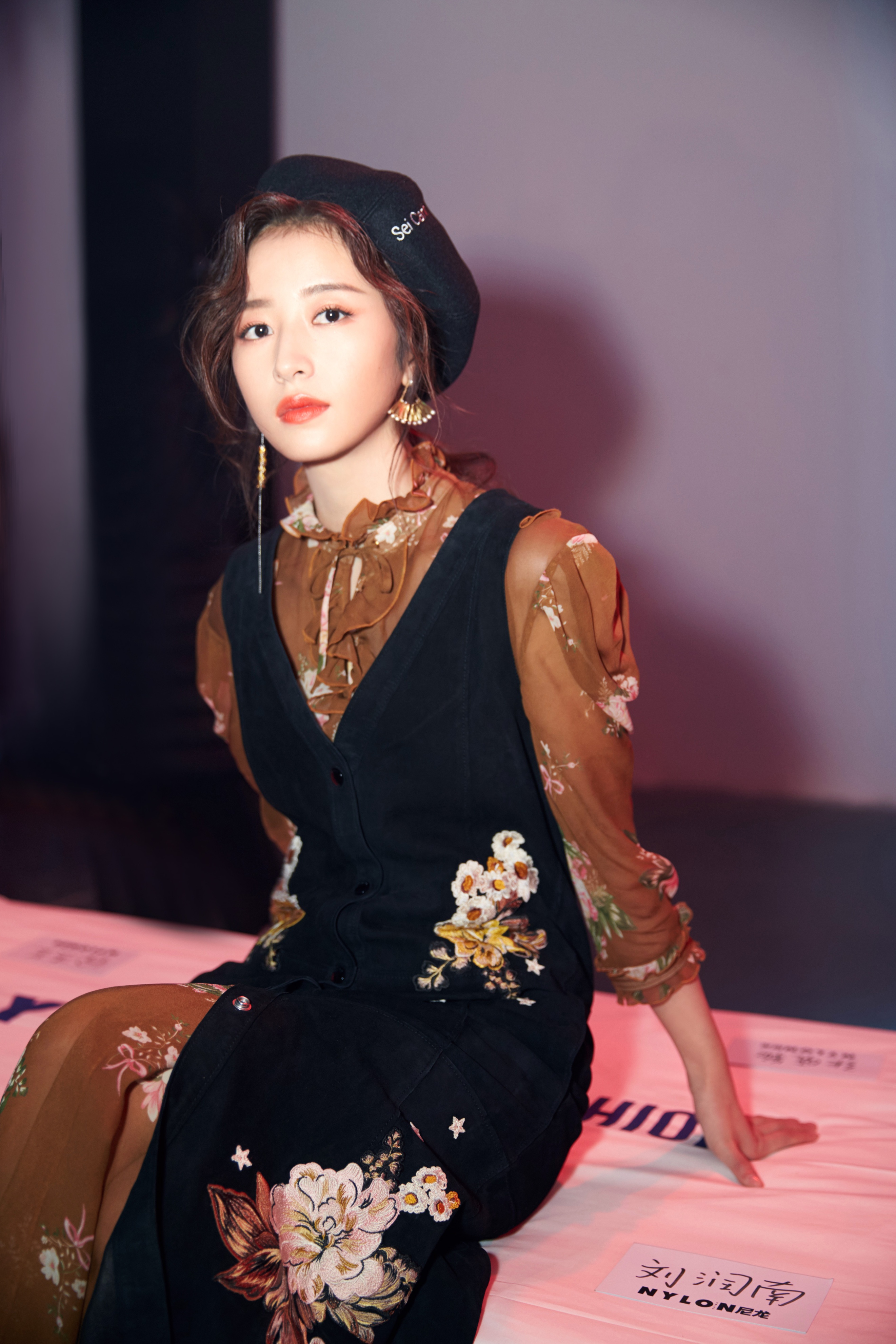 气质美女明星壁纸-周雨彤《爱情而已》