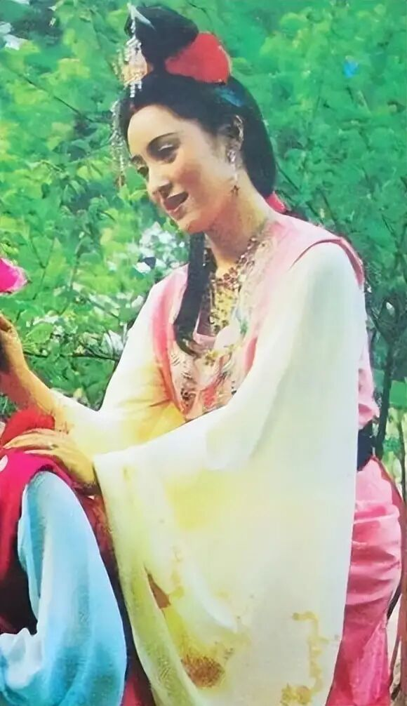 "爱爱"是北京昆曲剧院毕业生,名叫杨凤一,后来她成为了昆曲界赫赫有名