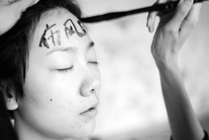 90后人大才女，不顾批评做裸模，衣不蔽体接受采访，今回归家庭