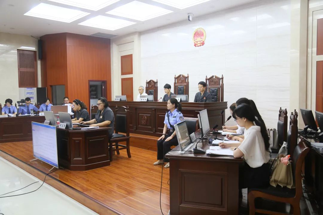 鼓吹自己在公检法有关系的律师，能帮忙办理取保候审。你会信吗？