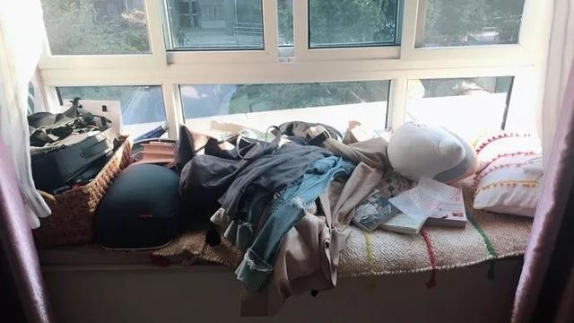 飘窗好好用，不得不说很划算，打排格子柜代替沙发，可休闲可收纳