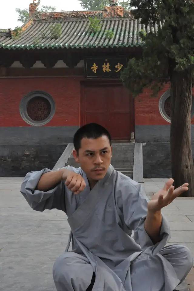 他俗名叫张淑武,12岁皈依少林,拜在武僧队总教头释德扬禅师门下习武