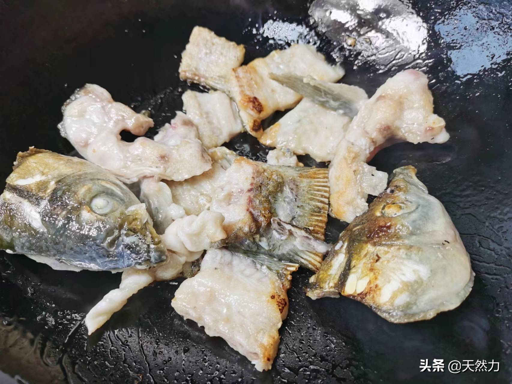 酸菜鱼的正宗做法，鱼肉滑嫩没腥味，酸菜爽口，酸辣麻香真过瘾