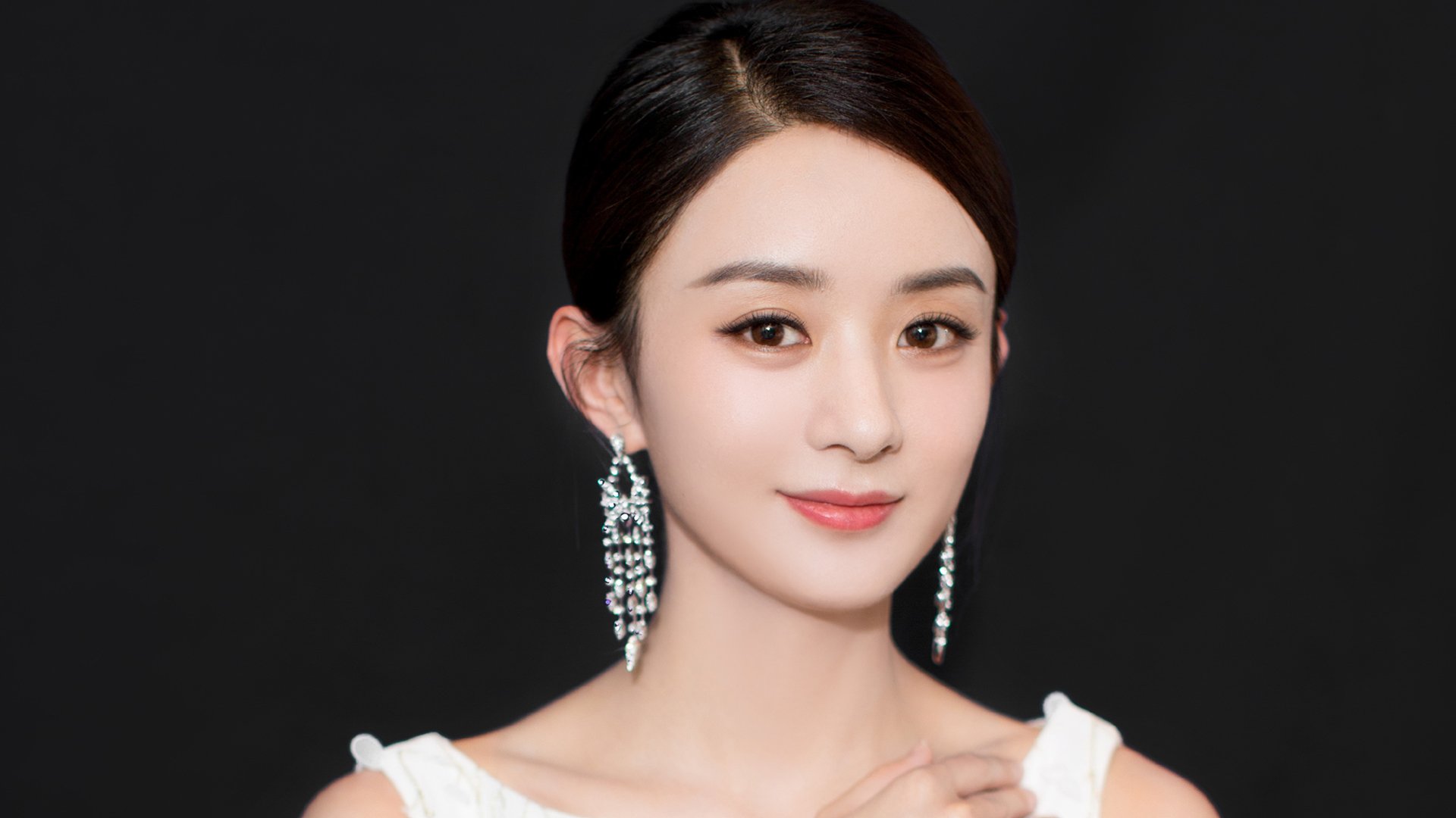 女星赵丽颖：一个中专生，十年后荣登福布斯，她凭什么？