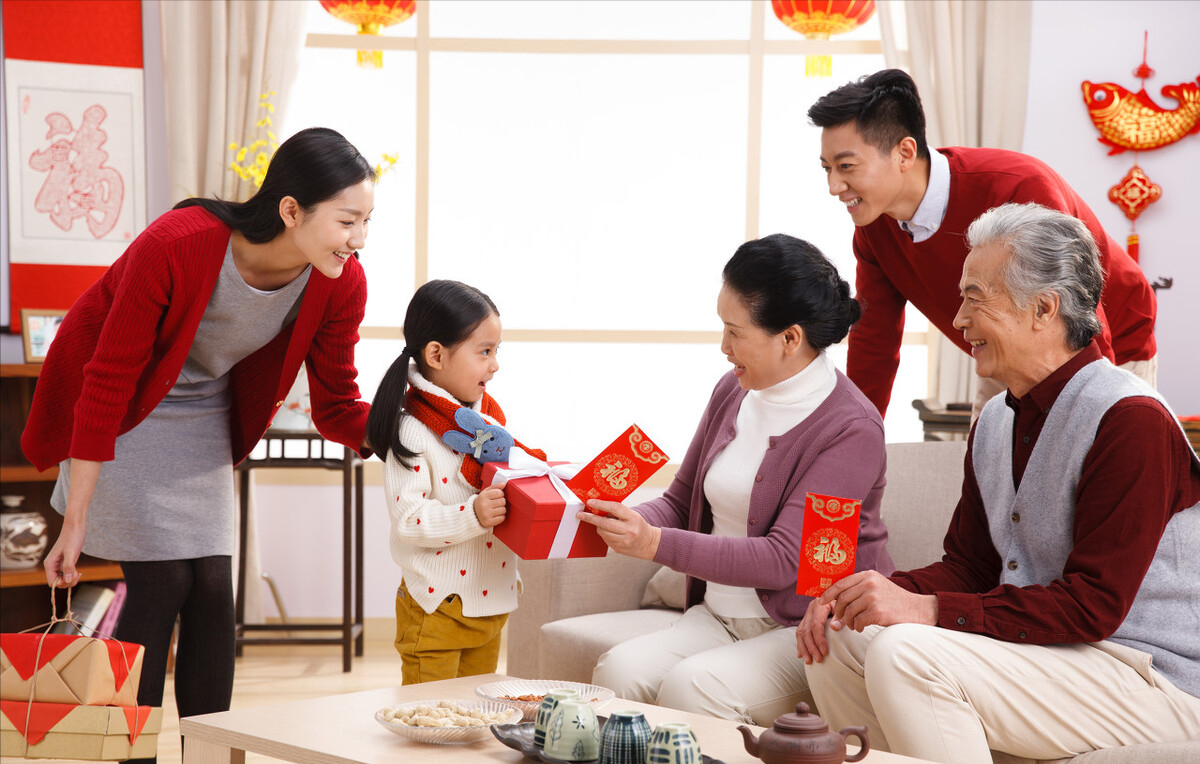 给孩子压岁钱有"讲究",除夕和初一哪天给?寓意不同,别弄错了