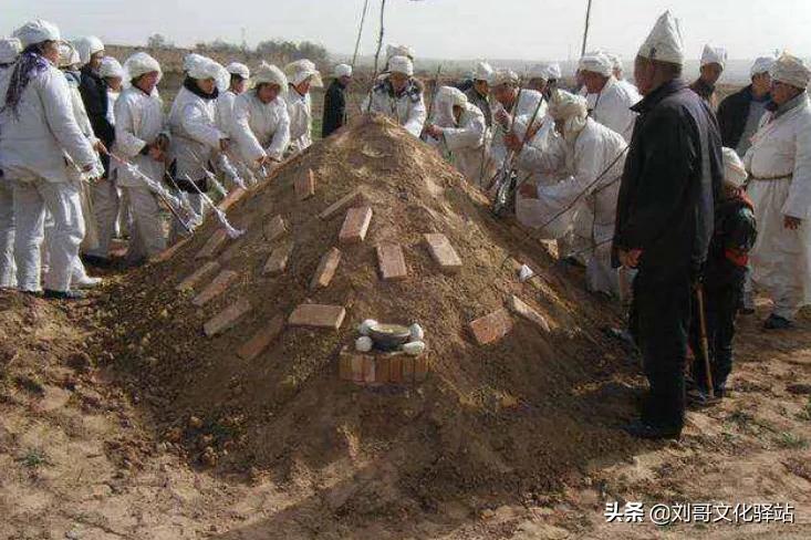 丧葬习俗：孝子哭丧时手里拿根白纸棍，有啥讲究