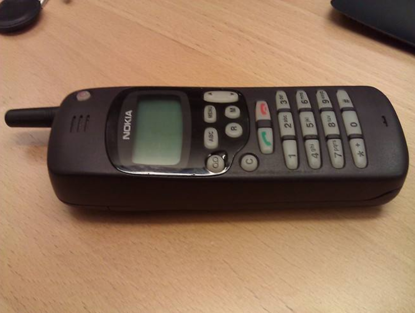 诺基亚9000:在没有智能机的年代nokia9000算得上是比较新颖的手机了