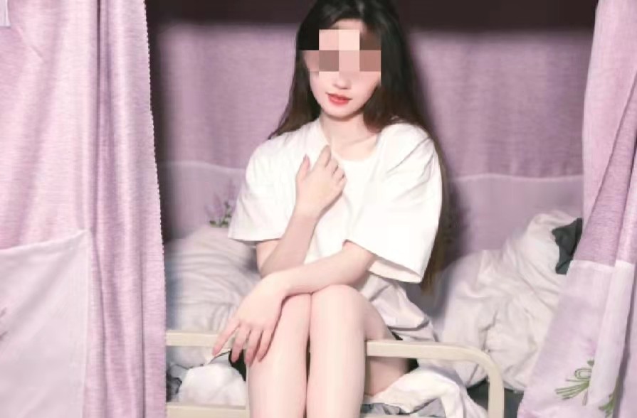 大学美女太会拍照了，寝室合力拍大片，照片引起网友热议