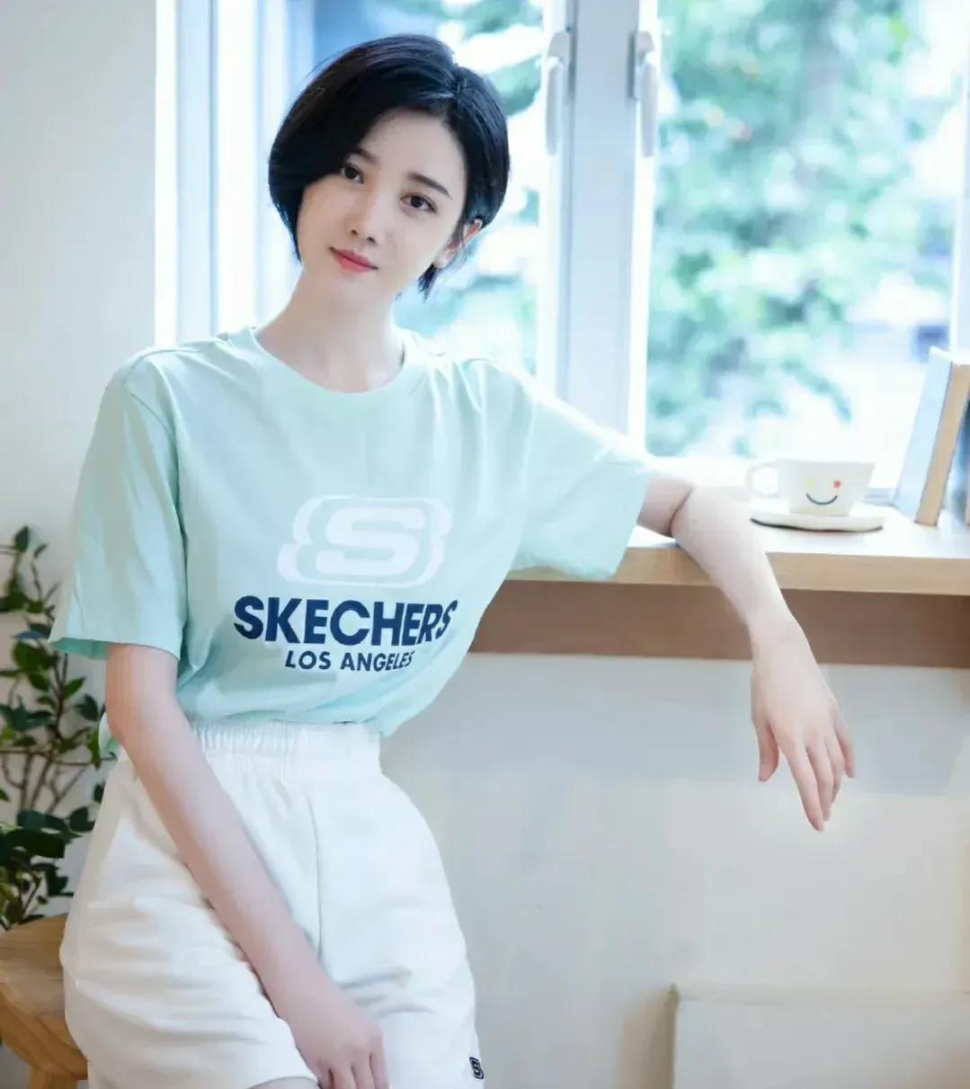 陈小芸肤白貌美，身穿薄荷绿短袖T恤和白色短裤显得更清纯可爱
