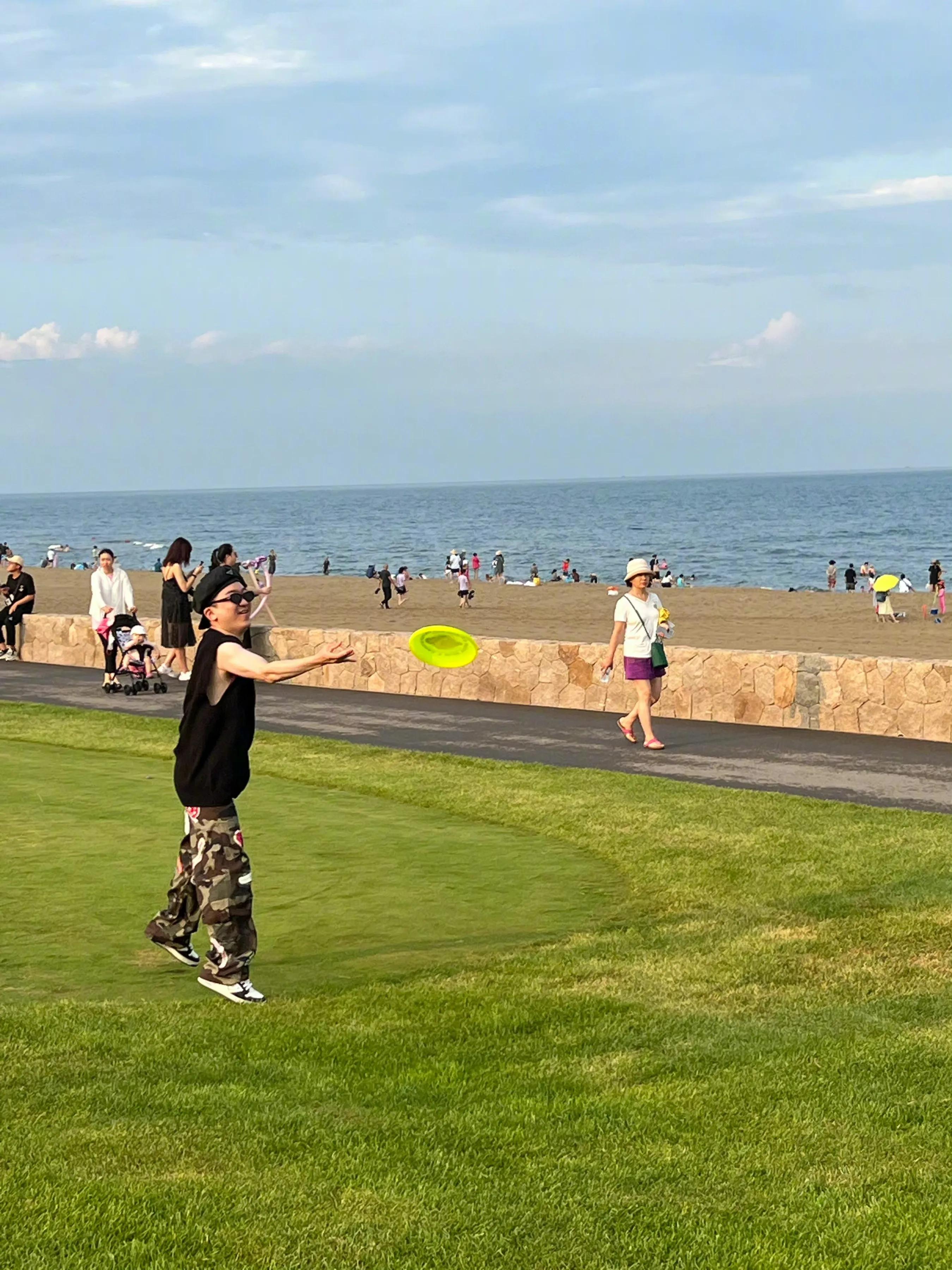 张大大的海边飞盘照好帅！真是要颜值有头发，要身材有裤子