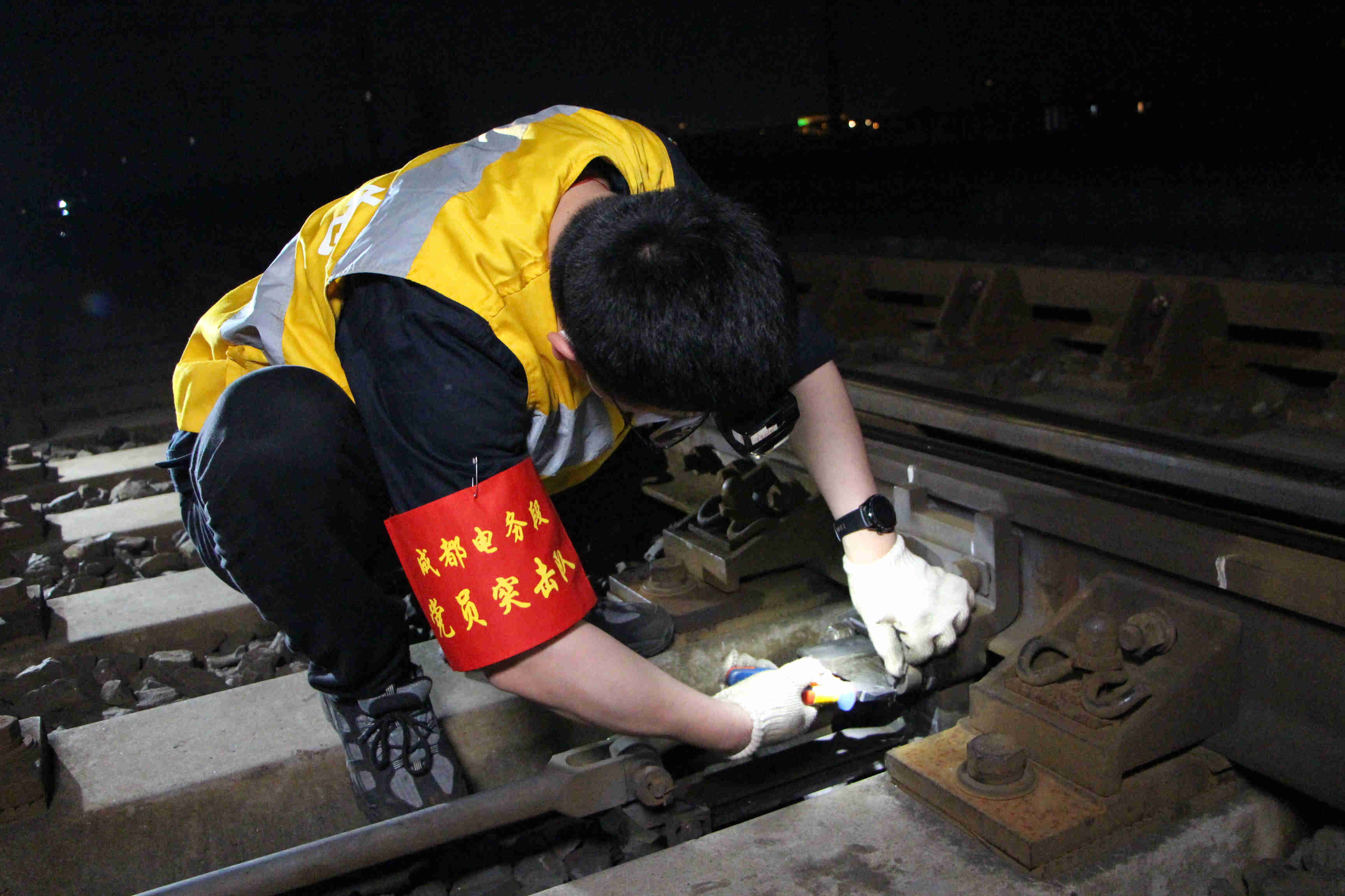 交广会客厅｜精调铁路道岔、优化防灾系统，夜空下的守护者未雨绸缪构筑防洪安全屏障