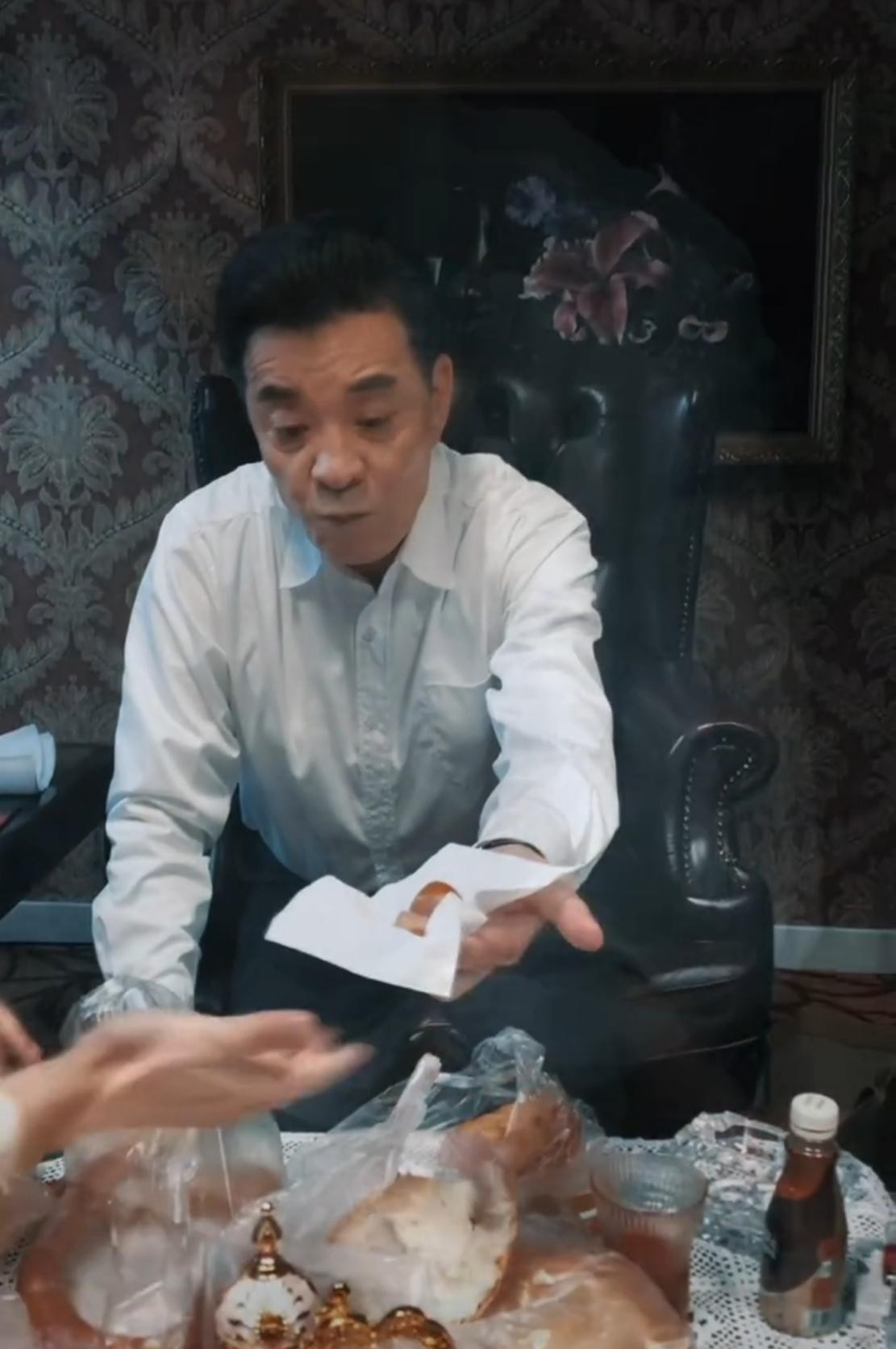 赵丽颖晒剧组用餐照，与4名男演员一起吃饭，还被戏骨刘威投喂