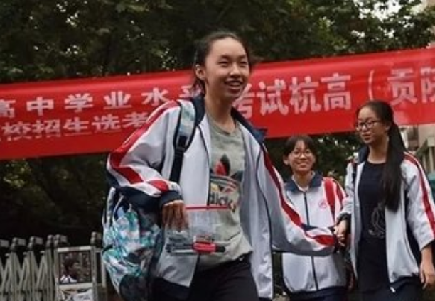 2022浙江首场高考开考，学霸走出考场表示，答案出来前我都是满分