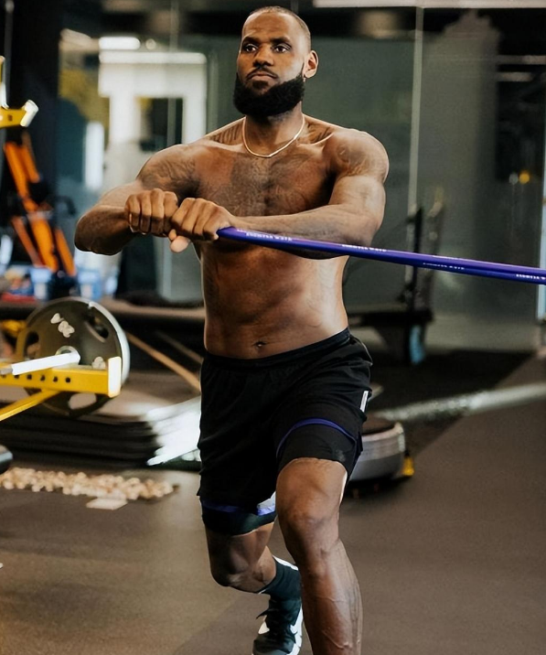 nba球员胸肌为什么那么平坦（詹姆斯训练刻苦又很自律，为何在他身上 几乎看不到胸肌和腹肌？）