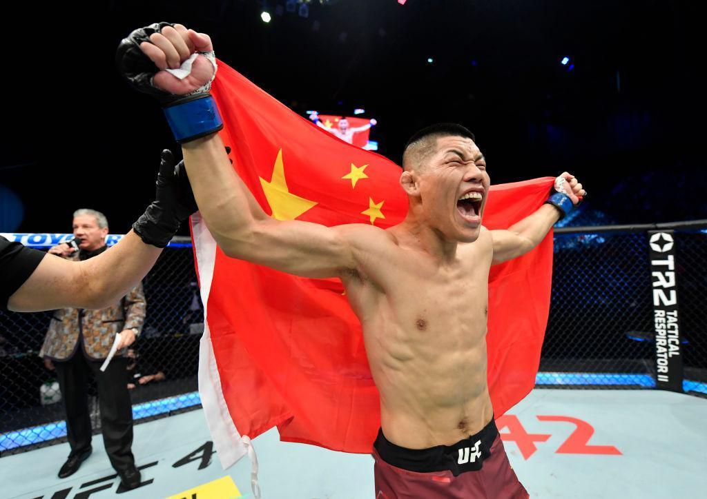 李景亮對陣齊馬耶夫比賽時間（喜訊！中國UFC巨星李景亮不打算退役了，或二戰奇馬耶夫為國爭光）