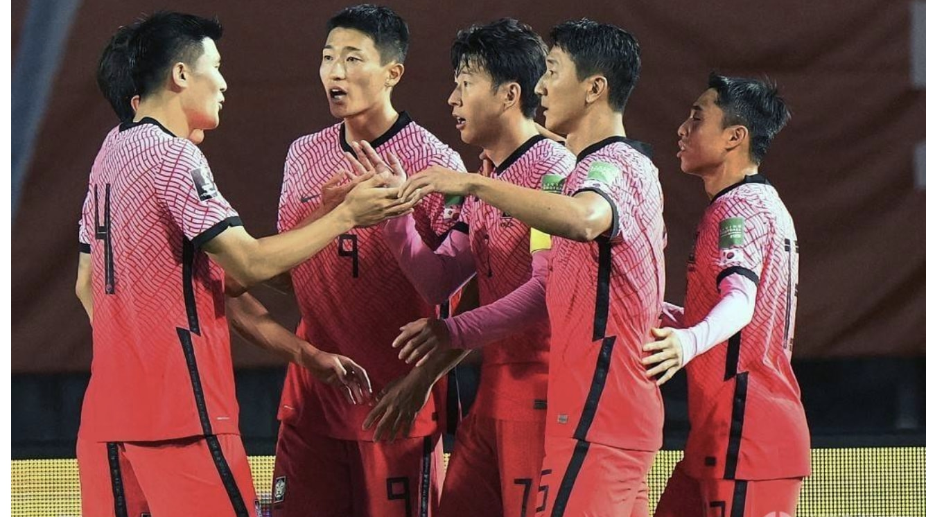 韩国对卡塔尔世界杯比分(韩国队2-0伊朗队，5连胜登顶A组榜首，捍卫东亚足球荣誉)